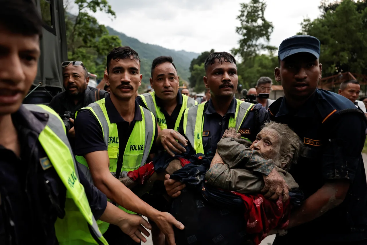 Moradores do Nepal fogem de enxurrada e tentam resgatar objetos após inundação; VÍDEO