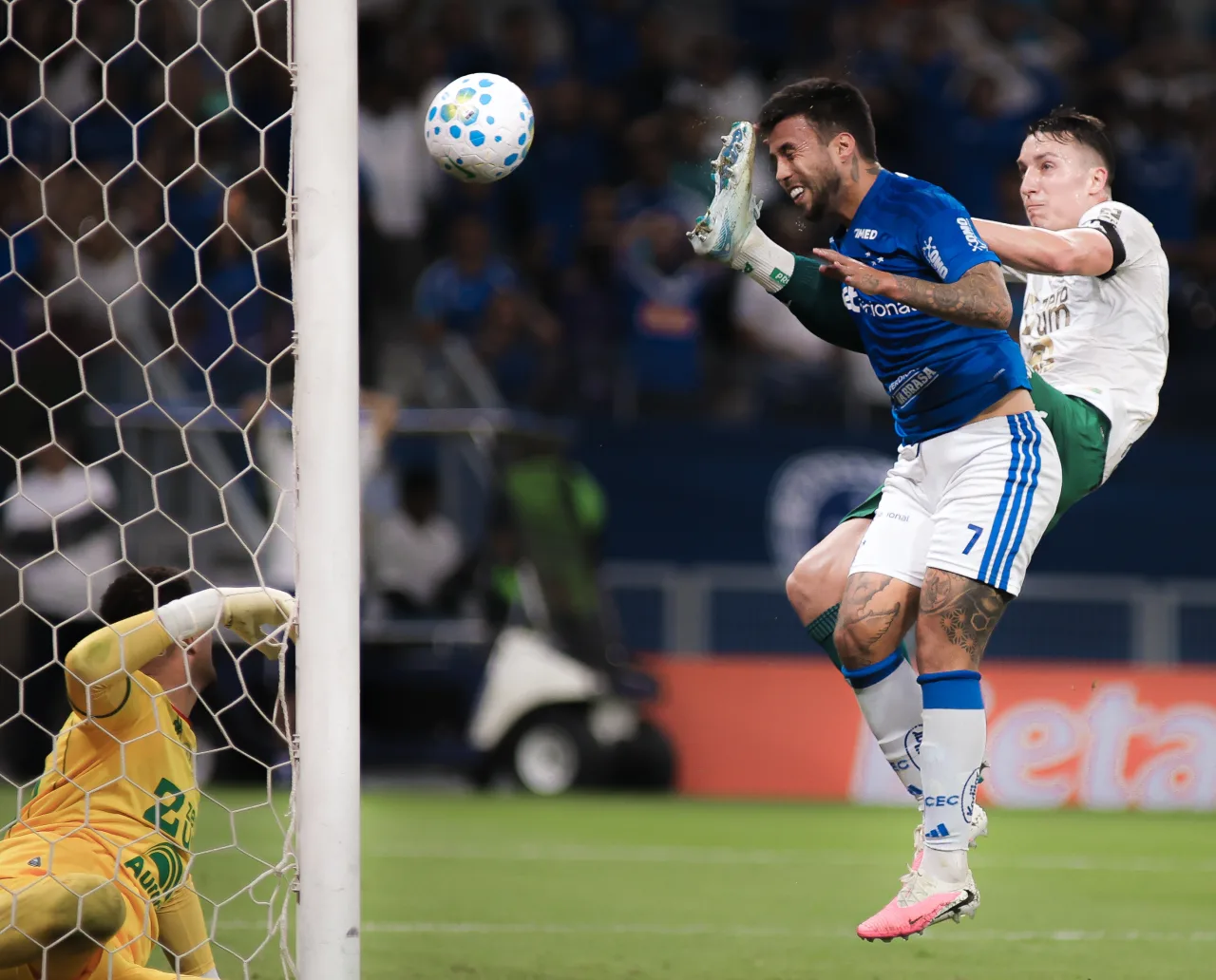 Matheus Henrique celebra classificação do Cruzeiro e minimiza lesão: “Nada demais”