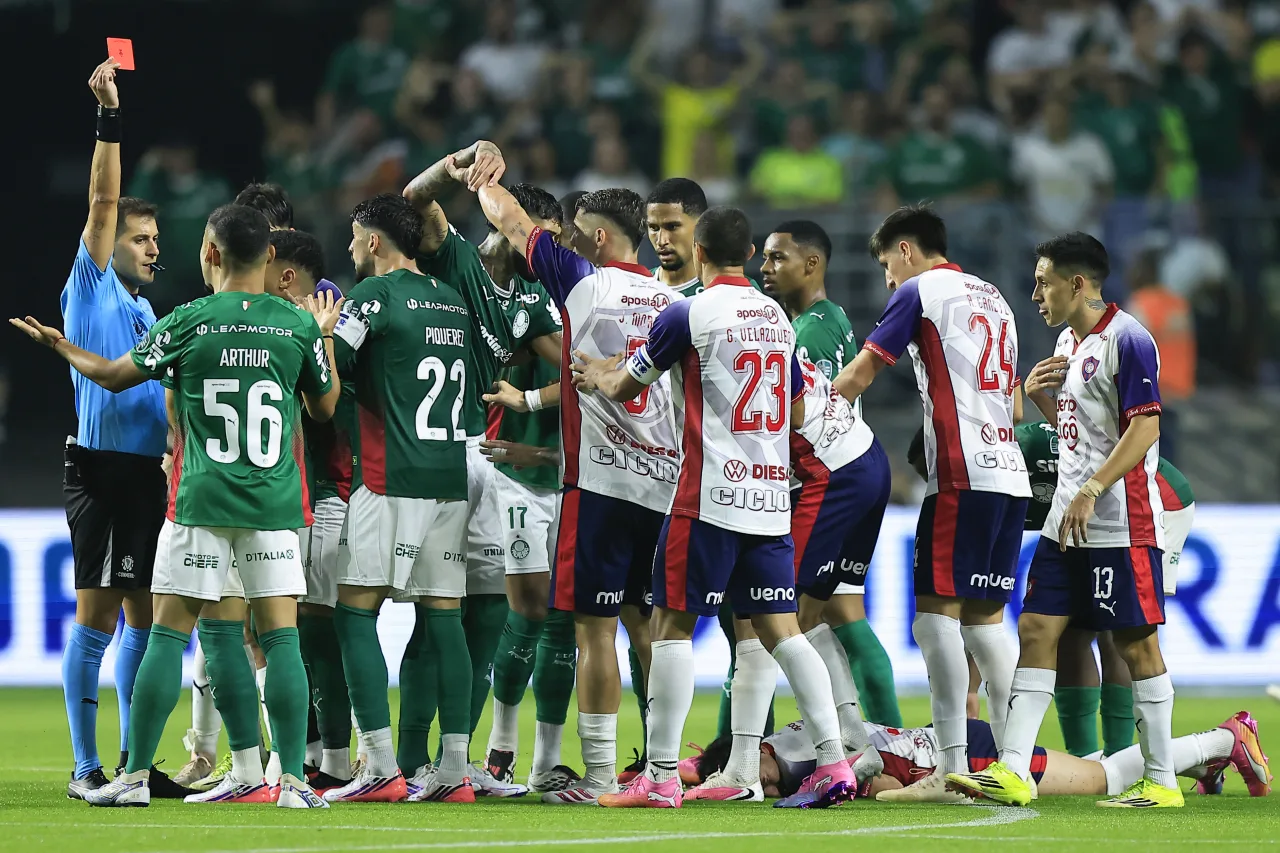 Expulsão exagerada? Andreas Pereira dá soco em braço do adversário e recebe cartão vermelho