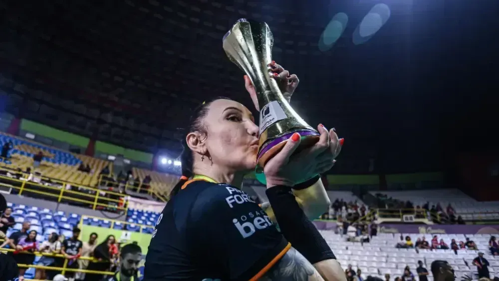 Tifanny é ovacionada pela torcida do Osasco após nova decisão da CBV