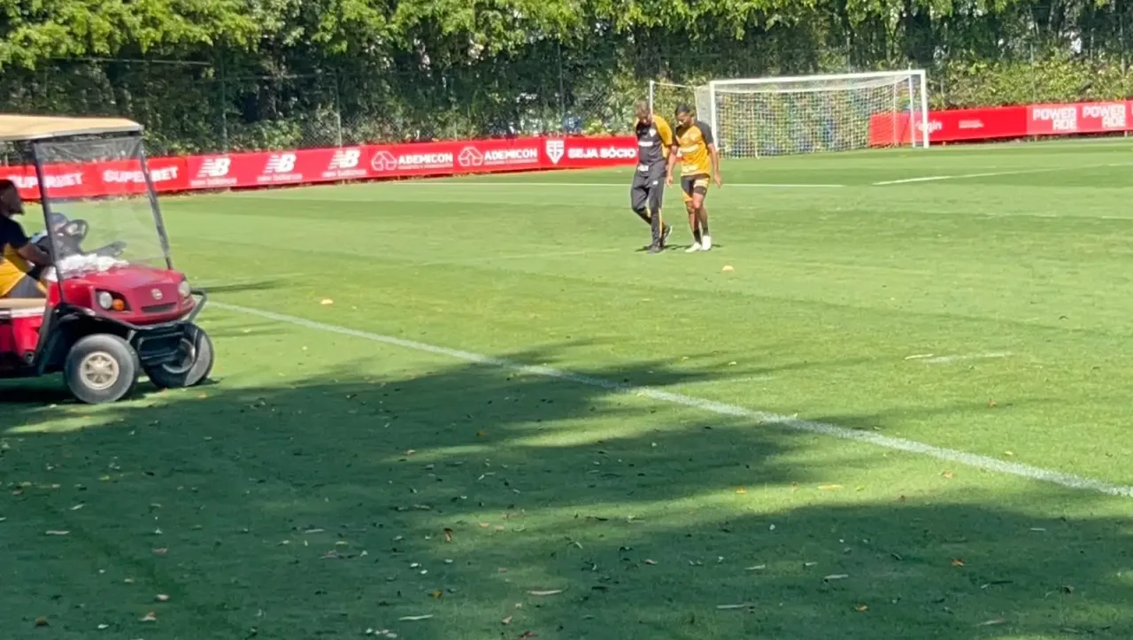 Reapresentação do São Paulo: Victor Sá sente dores após dividida e deixa treino mais cedo