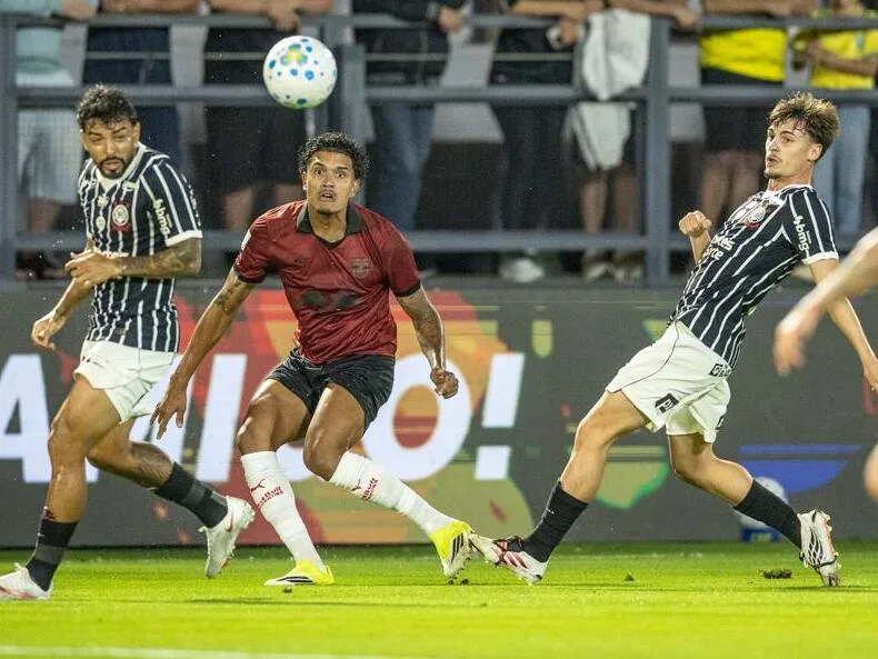 Corinthians aproveita falha de Volpi, vence o Bragantino e encosta no G5