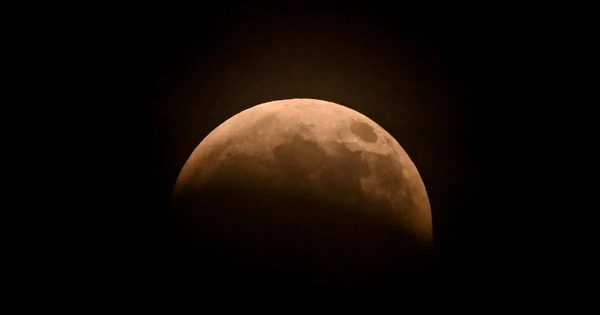 Como foi o eclipse que deixou 96,2% da Lua escurecida nesta madrugada