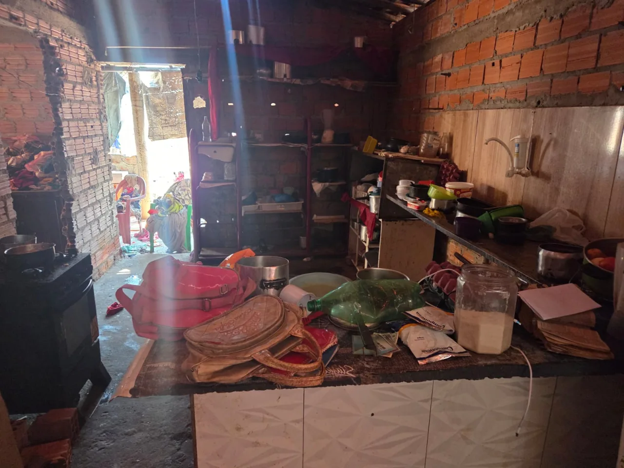 Mulher é presa em flagrante após abandonar filhos pequenos e idoso de 86 anos em casa insalubre