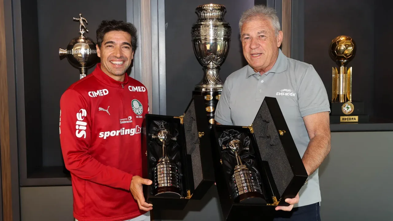 Abel Ferreira visita sede da Conmebol e recebe réplicas de taças conquistadas