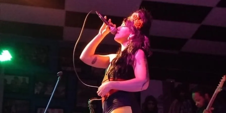 Cantora baiana incorpora Amy Winehouse com maestria