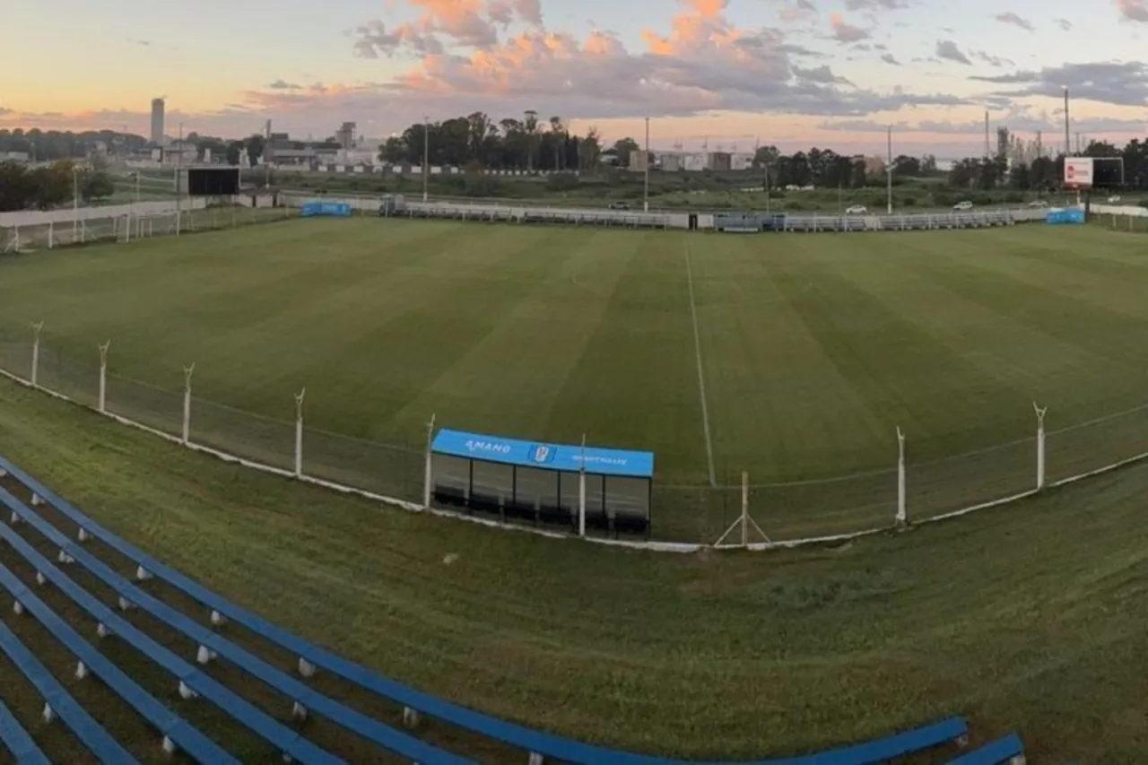 Bola chutada para fora de jogo da segunda divisão uruguaia provoca acidente em rodovia