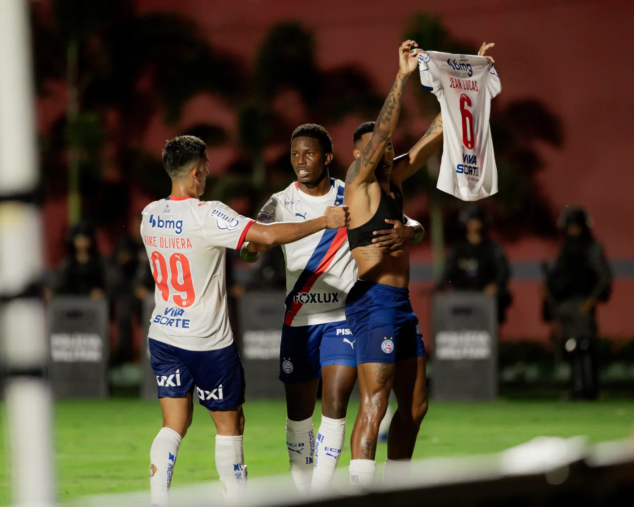 Bahia provoca Marinho após confusão com camisa no Ba-Vi: “Tentaram, mas não rasgou”