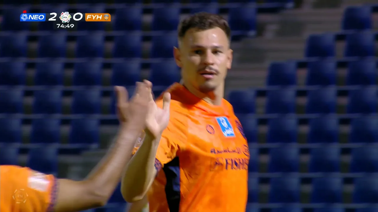De cabeça, Hugo Moura marca na estreia com derrota do Al-Fayha; veja o lance