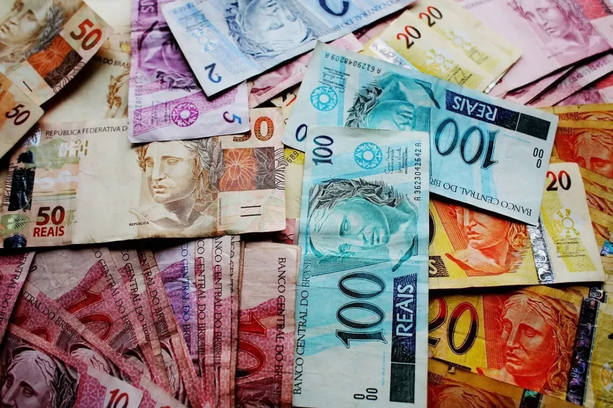 Mesmo com melhora no mercado, mulheres continuam recebendo menos que homens
