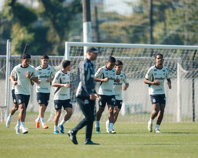 Santos faz treino físico antes de viajar ao Equador