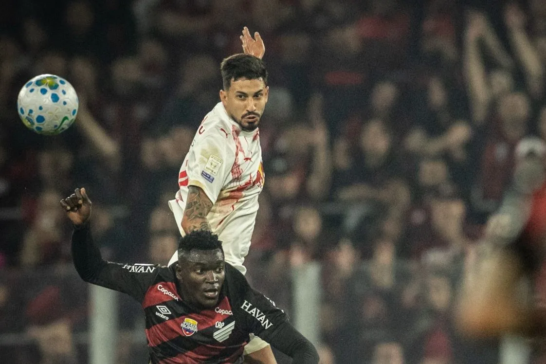 Pedro Henrique celebra gol contra o Athletico-PR e comenta mágoa da torcida adversária