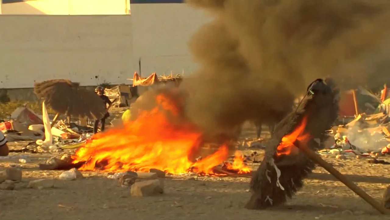 VÍDEO: Moradores destroem acampamento de imigrantes em praia de Ceuta