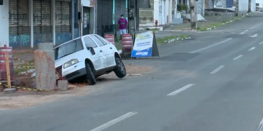 Carro cai em buraco em trecho de obras na avenida Castelo Branco, no São Francisco