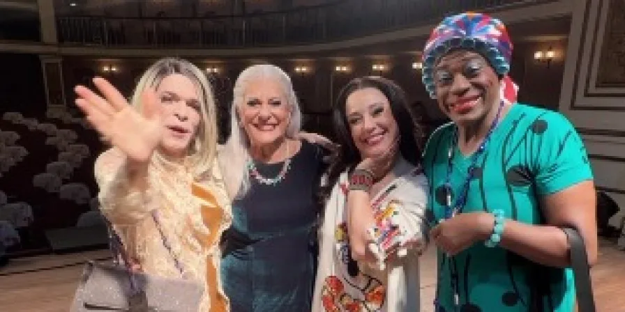 Dijé e Clarisse mostram intimidade com Lucinha Lins e Helga Nemeczyk