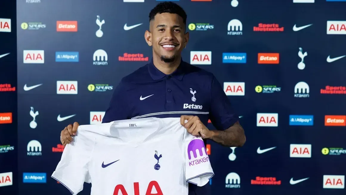 Savinho é anunciado como reforço do Tottenham