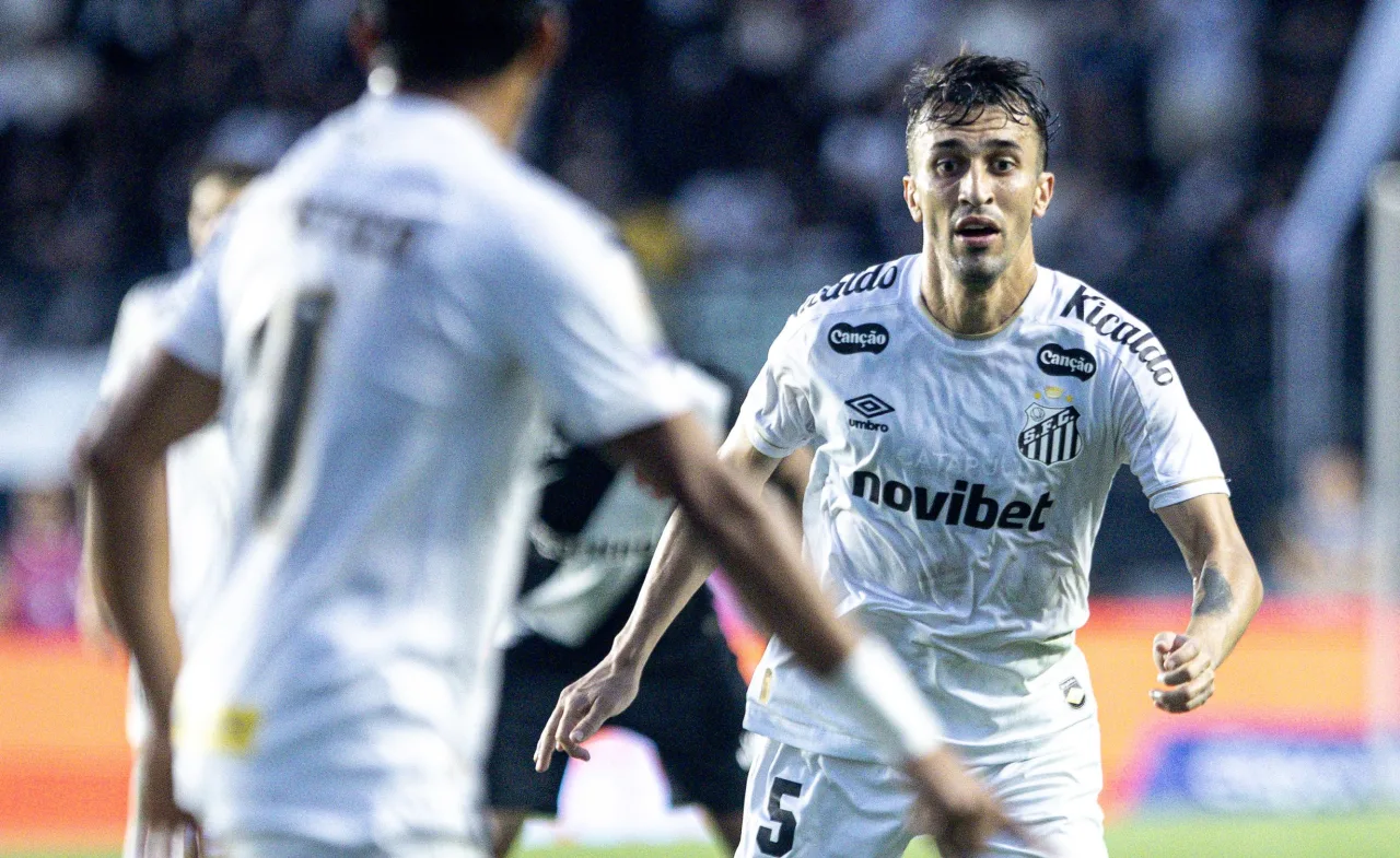 Volante leva terceiro amarelo e desfalca Santos contra o Corinthians pelo Brasileirão