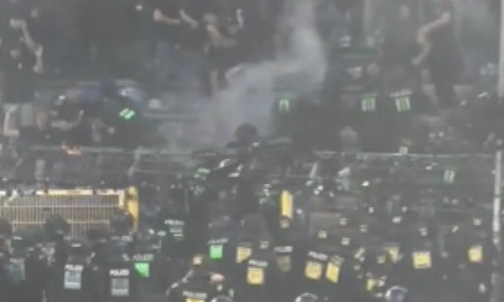 Briga entre torcidas deixa 85 feridos em jogo da Copa da Alemanha