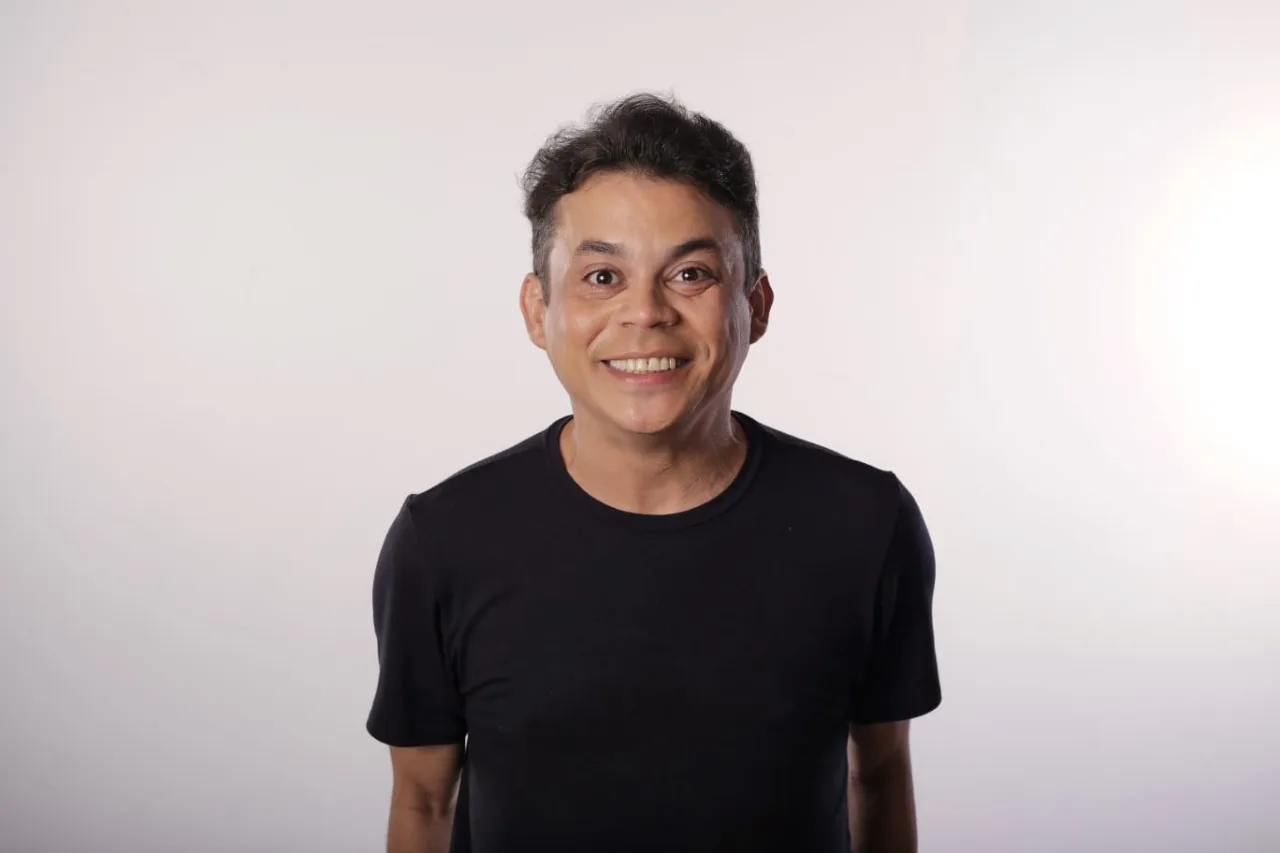 Emerson Ceará apresenta o espetáculo de stand-up “Cachorro Louco” no Multicenter Sebrae
