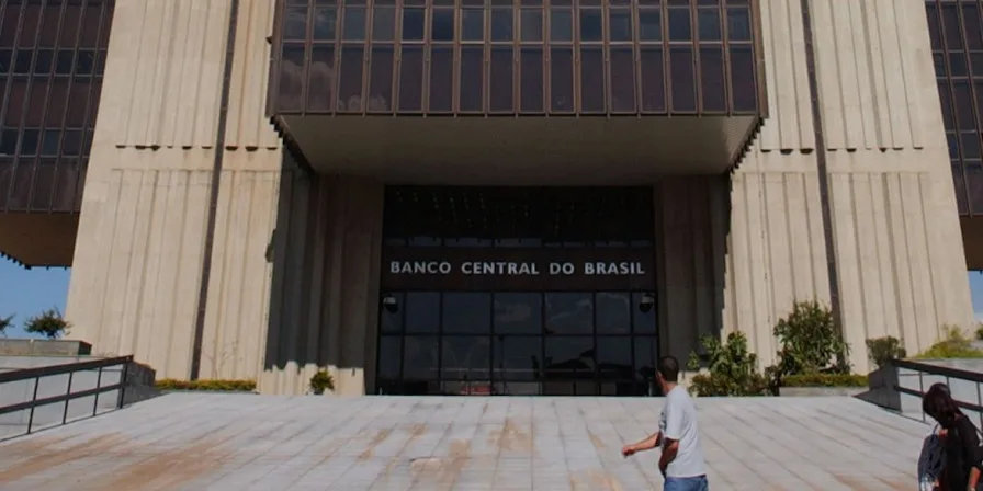 Banco Central aponta desaceleração da inflação, mas mantém alerta sobre riscos