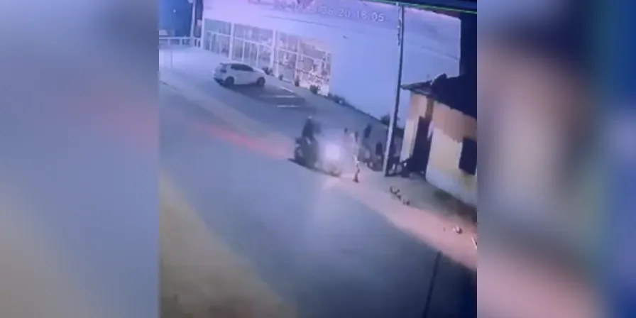 Homem chega de moto e atira contra mulher em Buriticupu; ela estava com crianças antes de ataque