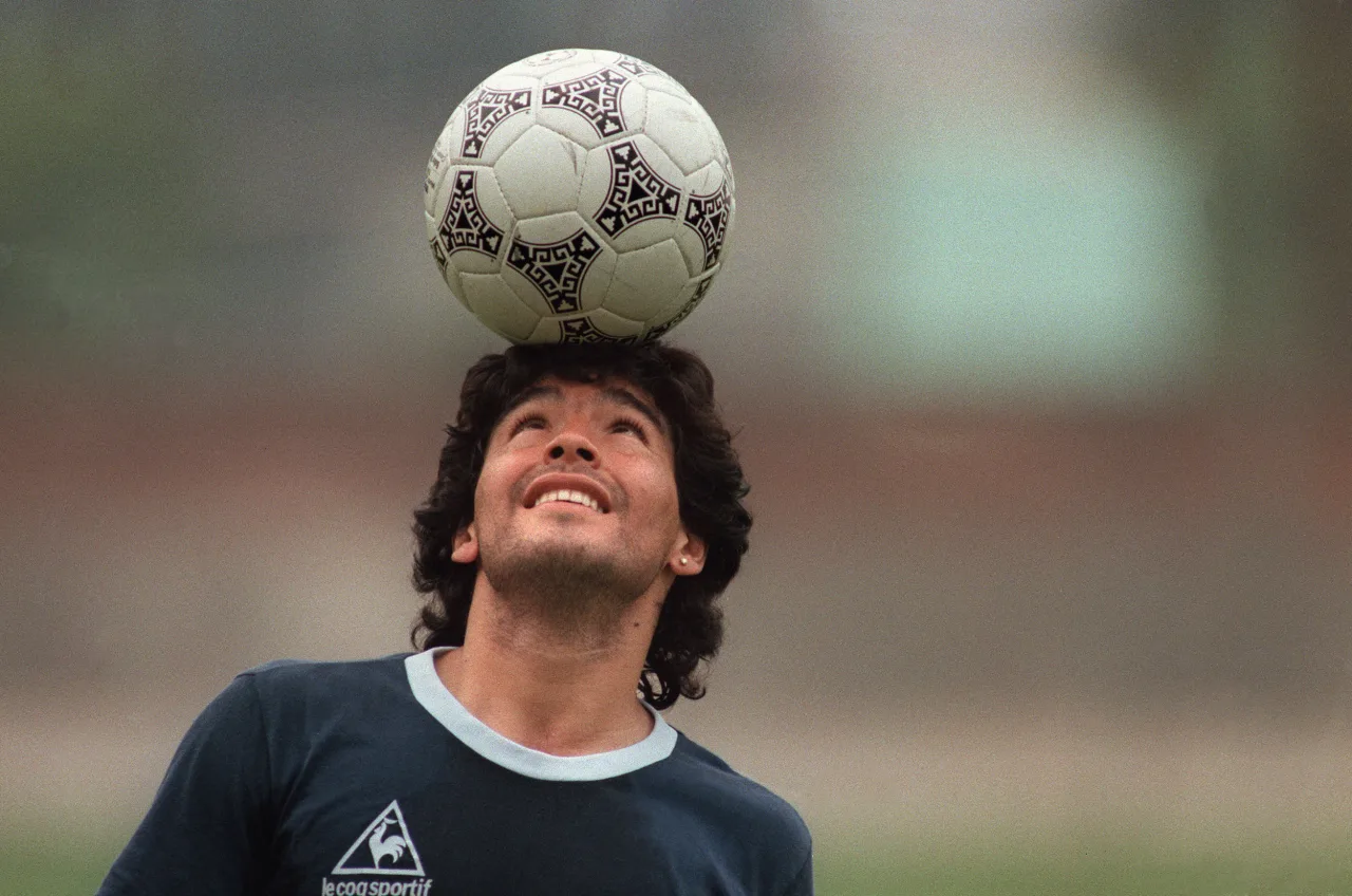 Histórica bola do gol ‘La Mano de Dios’ é leiloada por valor milionário