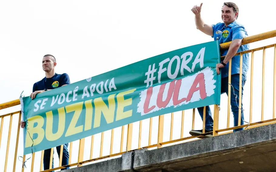 Flávio Bolsonaro puxa ‘buzinaço’ contra Lula no RJ