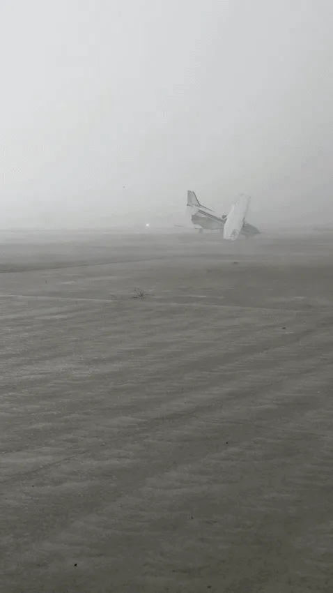 VÍDEO: avião capota e é arrastado durante tempestade com ventos de até 120km/h na Itália