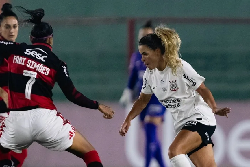 Corinthians vence Flamengo com uma a menos e retoma liderança do Brasileiro feminino