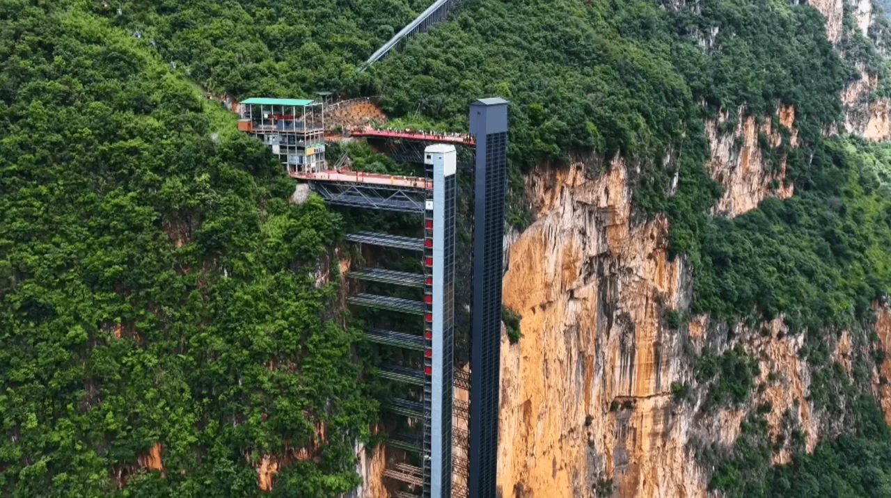 Elevador de 288 metros transforma caminho de crianças até escola na China