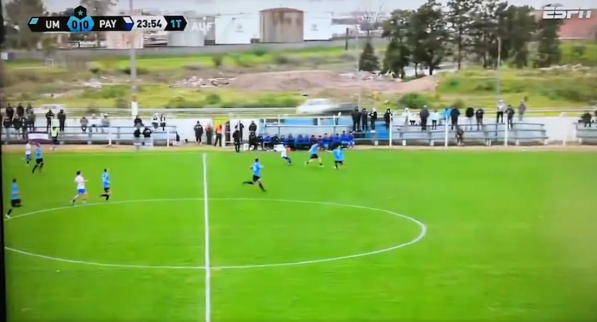 Bola chutada para fora de estádio provoca acidente em rodovia durante jogo no Uruguai
