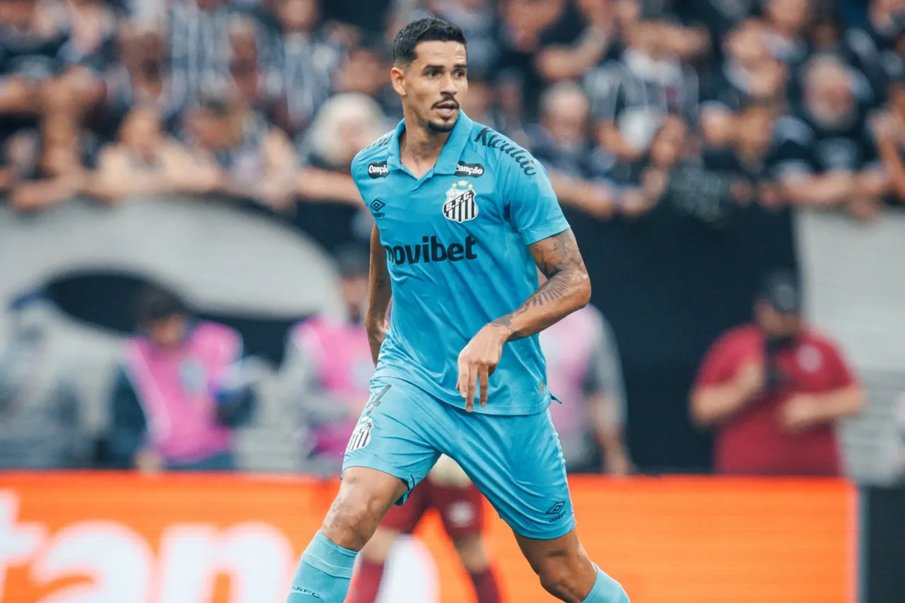 Lucas Veríssimo e Barreal levam terceiro amarelo e desfalcam o Santos contra o Internacional