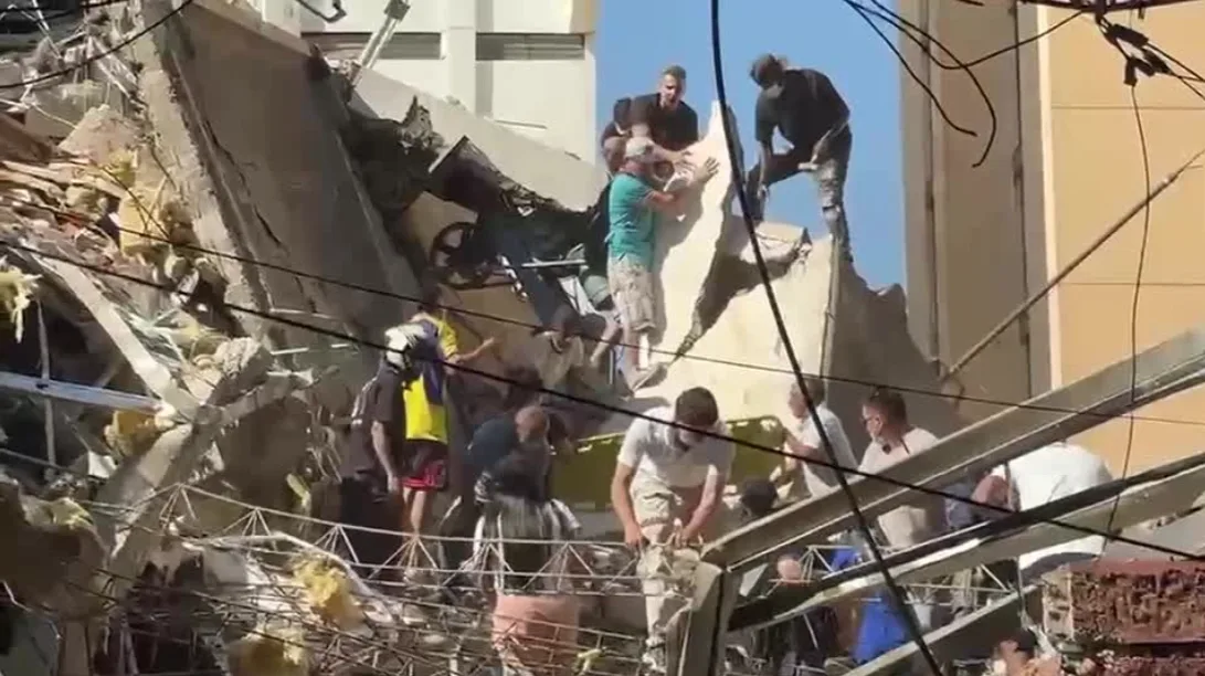 Vídeo: Torre de catedral desaba na Colômbia durante terremoto de 7,4