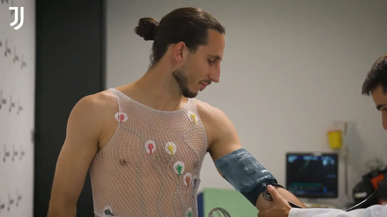 Bastidores: O primeiro dia de Kamil Grabara na Juventus