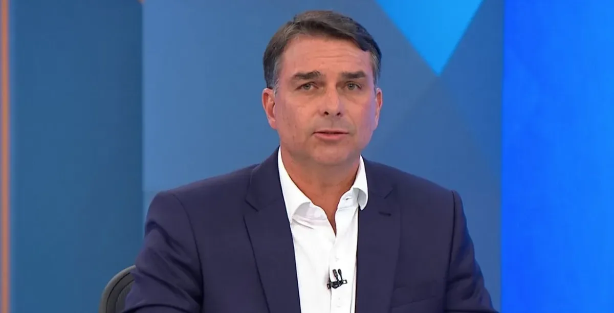 “Depredação de patrimônio por wi-fi”, diz Flávio sobre condenação do pai