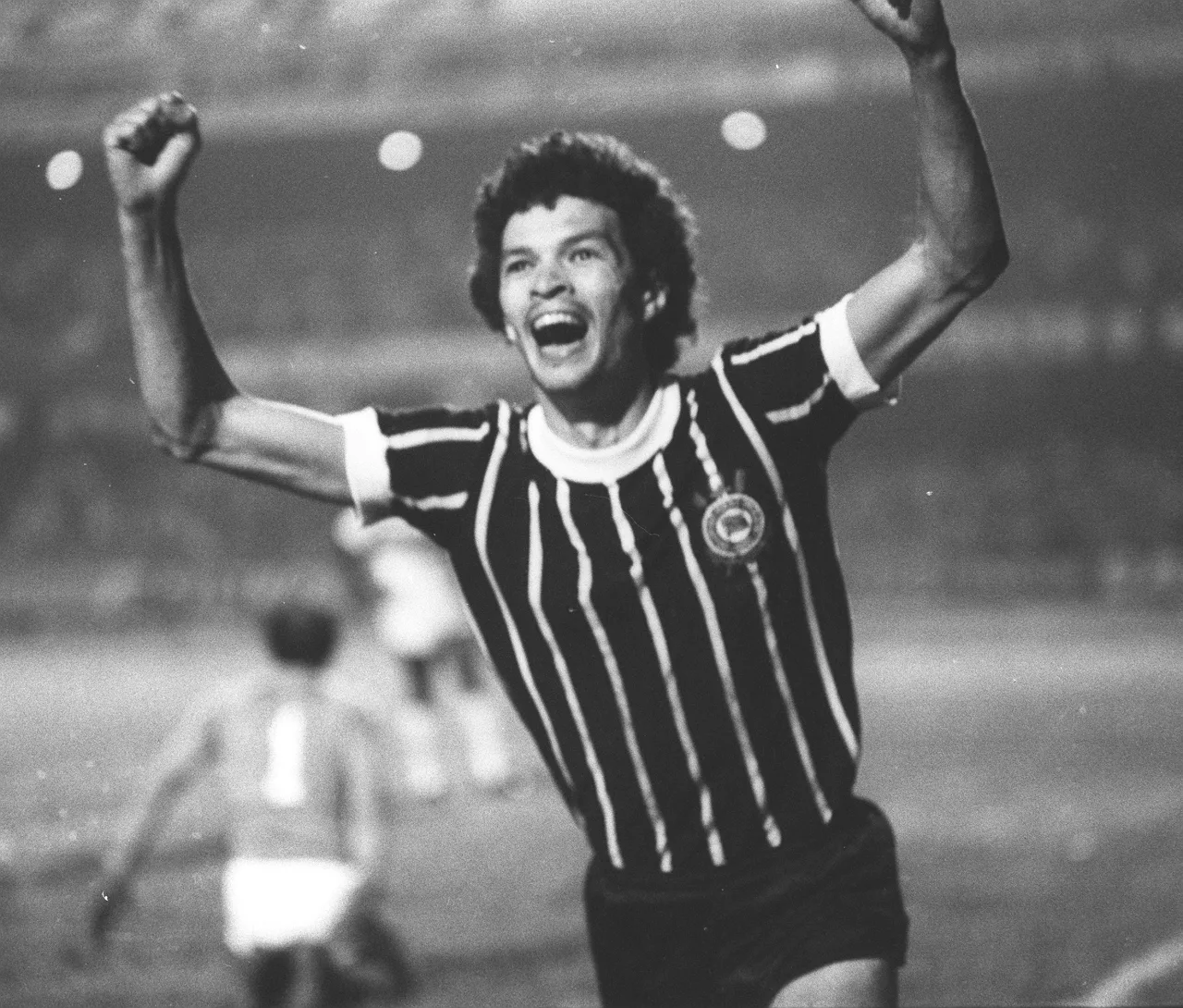 Há 48 anos, Sócrates fazia sua estreia com a camisa do Corinthians