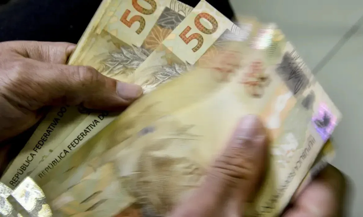 Focus projeta Selic a 13,75% e inflação a 5,03% para o fim de 2026