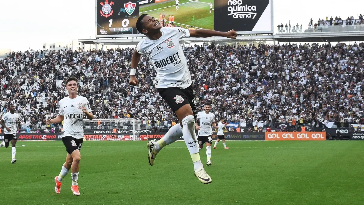 Matheus Henrique fica com o rosto ensanguentado após gol do Cruzeiro; veja