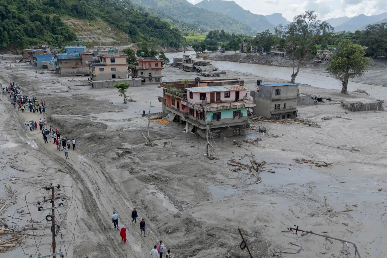 Militares rastejando, lama profunda: VÍDEO detalha resgate em túnel no Nepal que protegeu centenas da avalanche