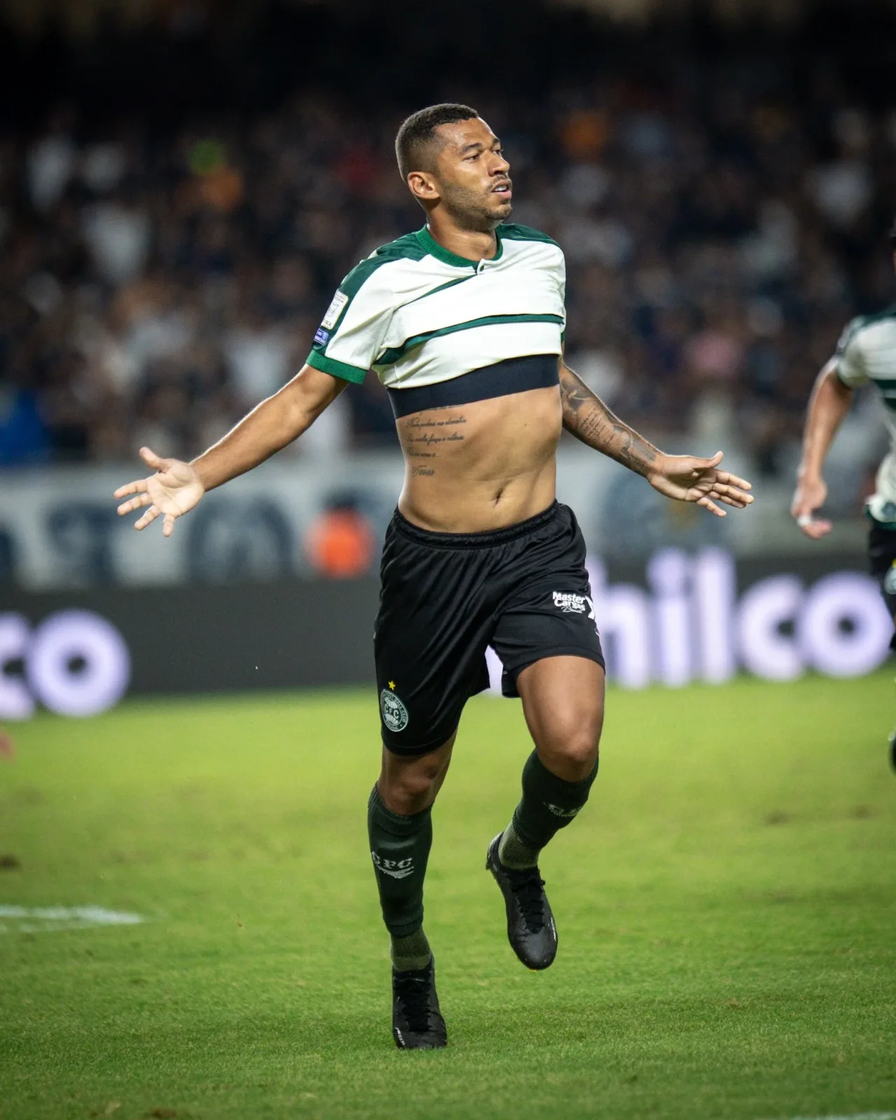 Fabinho comemora vitória e valoriza força do elenco do Coritiba
