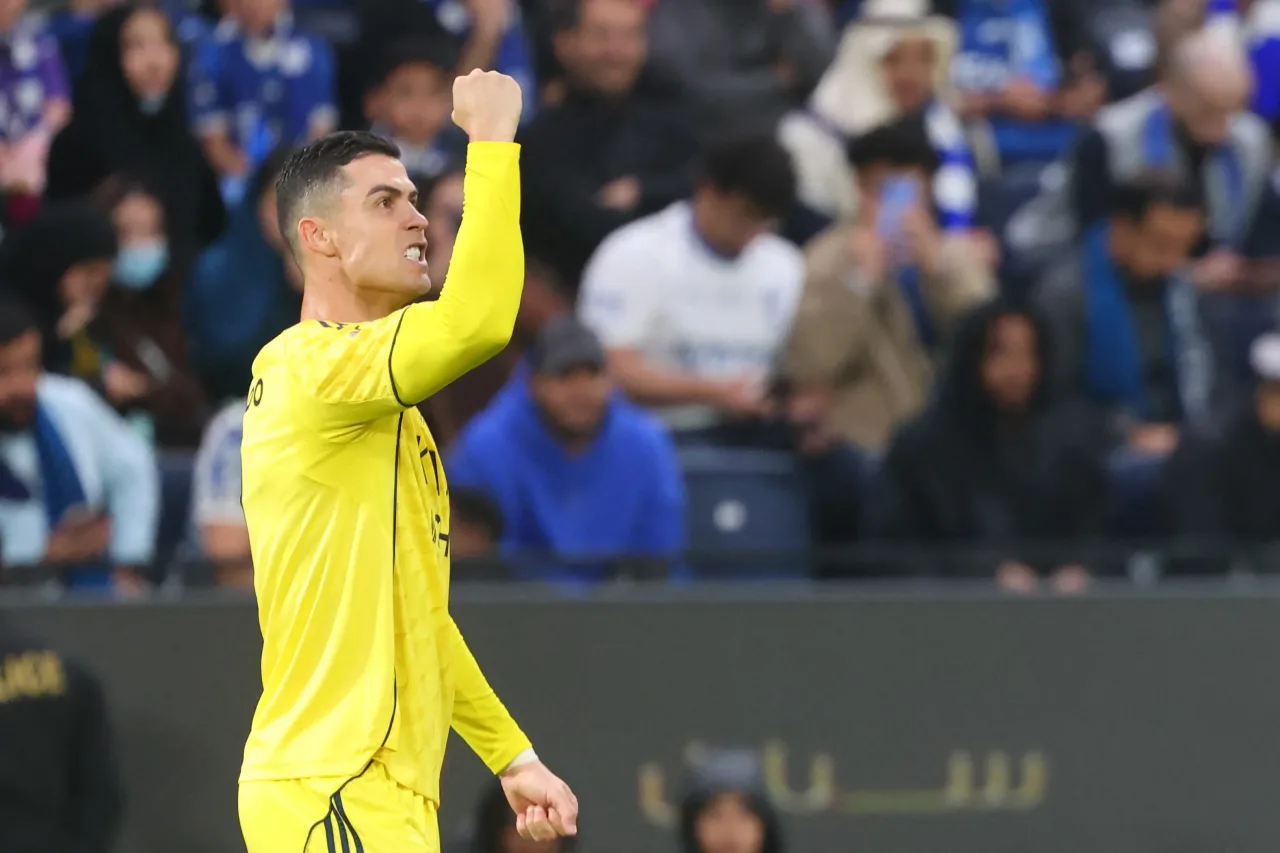 Ronaldo marca o gol da virada do Al-Nassr contra o Al-Taawoun; confira