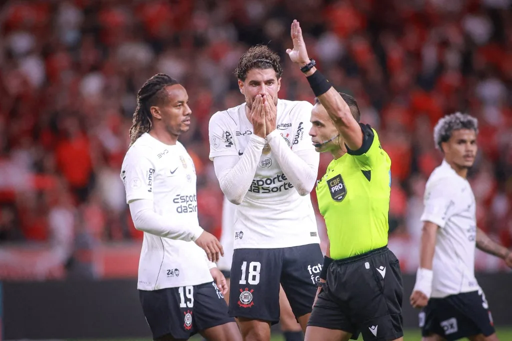 Corinthians solicita áudio do árbitro de jogo contra o Inter após suposta intimidação