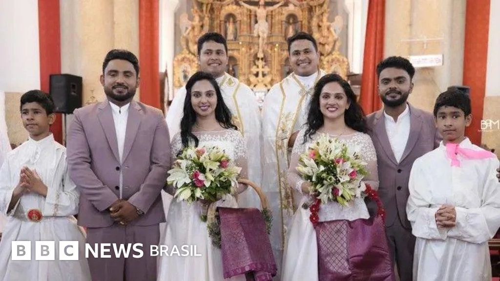 Os gêmeos que se casaram com irmãs gêmeas em celebração feita por padres gêmeos e com coroinhas gêmeos