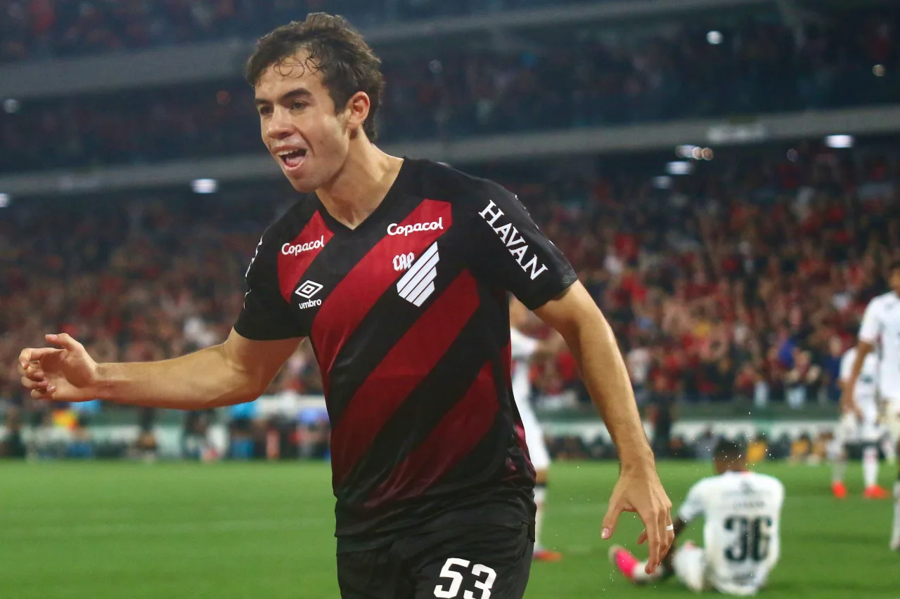 Dudu celebra gol e parceria com João Cruz após vitória do Athletico-PR na Copa do Brasil