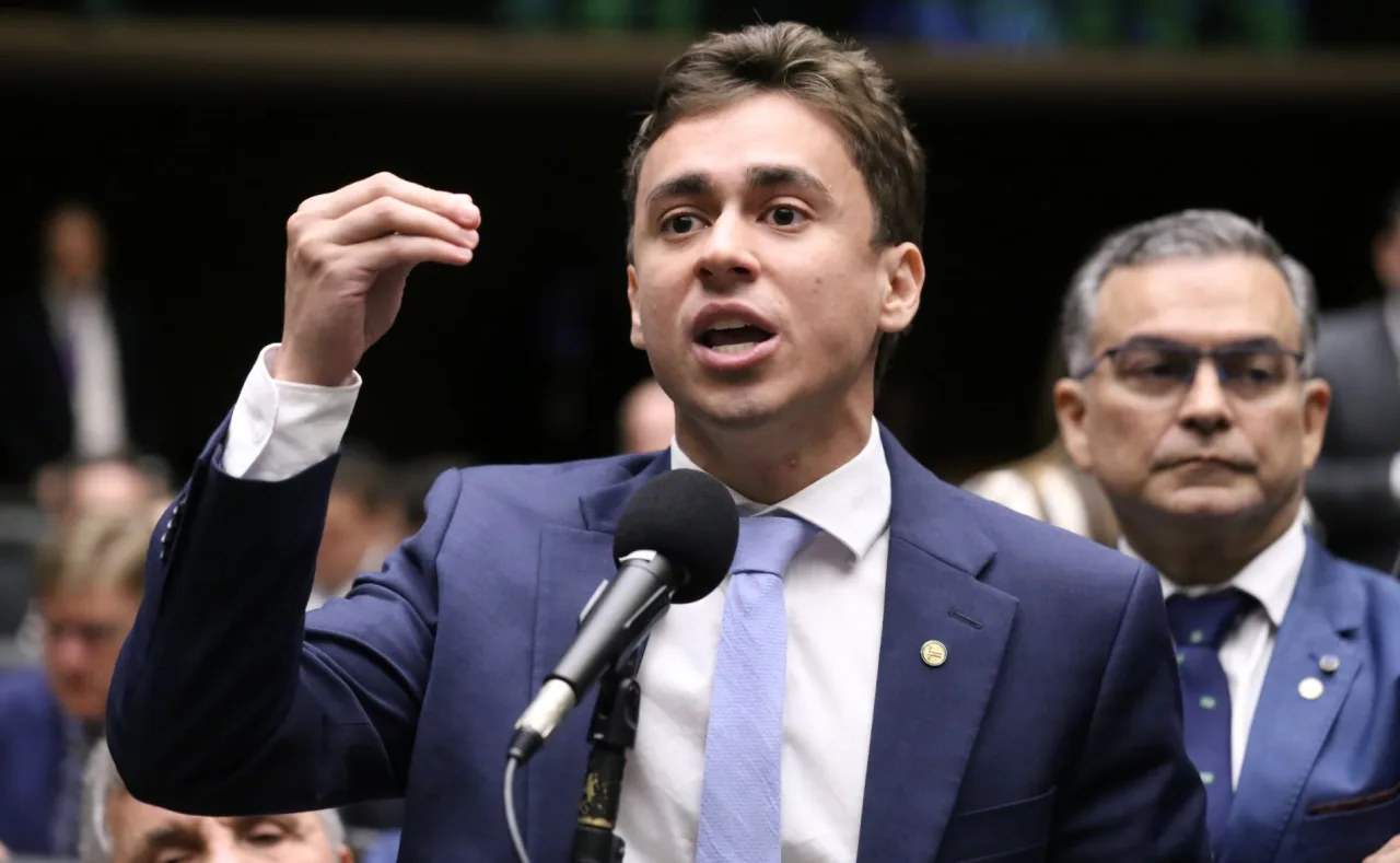 Nikolas Ferreira propõe redução automática de salários de políticos no Brasil