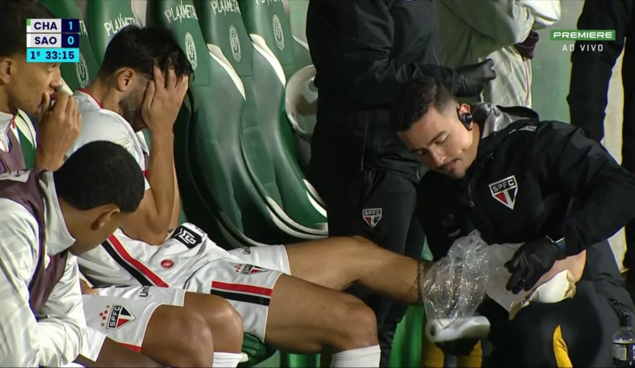 Calleri sente tornozelo em dividida e deixa jogo do São Paulo
