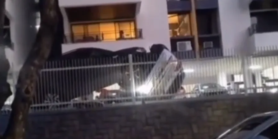 VÍDEO: Carro capota após batida em estacionamento de condomínio em São Luís