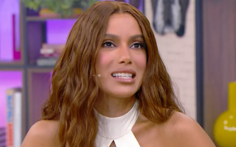 Anitta conta como enfrenta comentários de intolerância religiosa