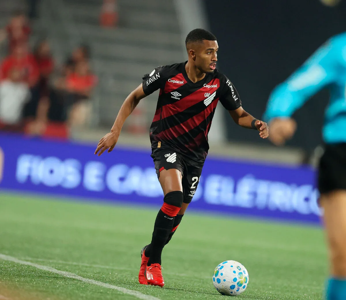 Athletico-PR bate Vitória e fica mais perto das quartas da Copa do Brasil