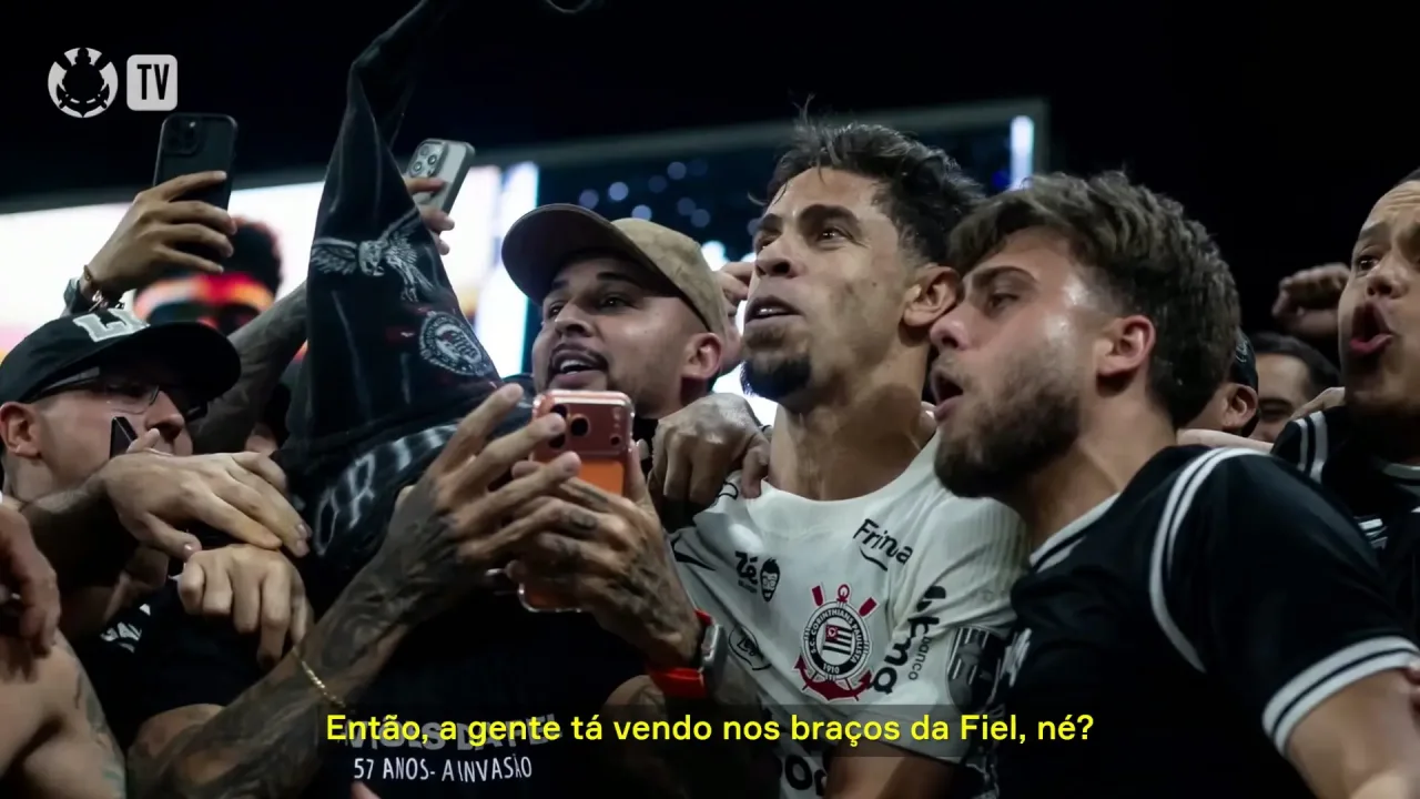 Gabriel Paulista recebe homenagem pelo ‘Poropopó’ com a Fiel